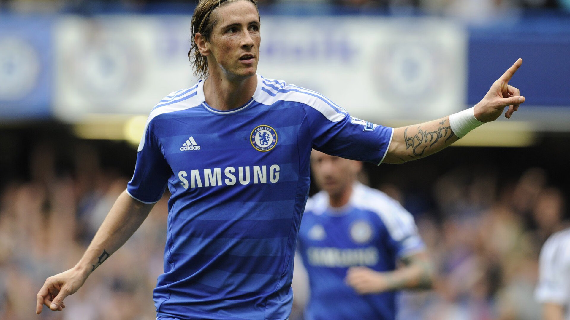 不来梅球队在场上展现出色的团队合作，取得胜利，不来梅球衣赞助商